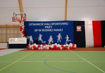 Uroczystość otwarcia hali sportowej przy Szkole Podstawowej w Rudnej Małej