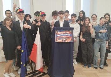 Symulacja debaty politycznej w klasie 8