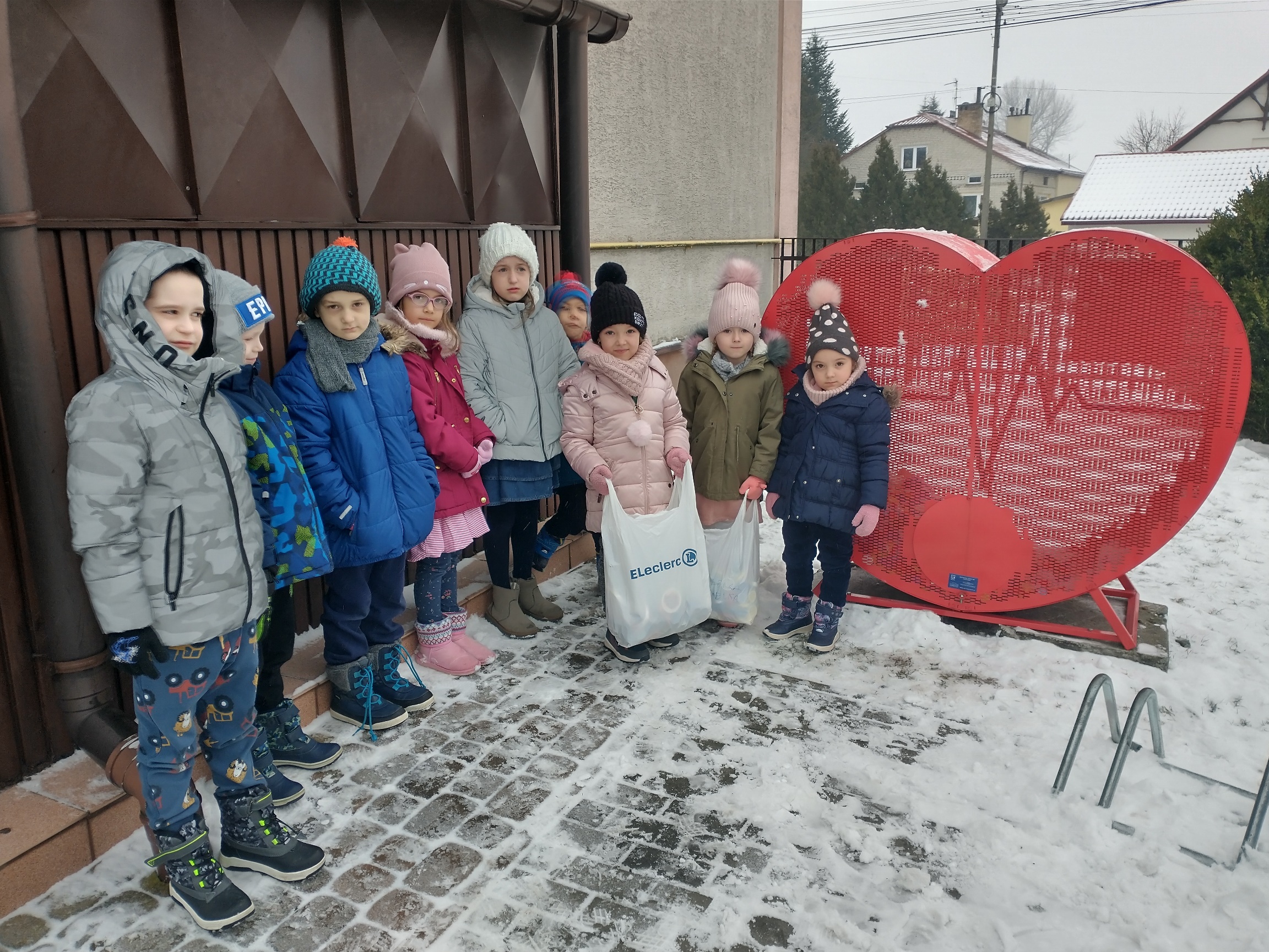 Przedszkolaki zbierają nakrętki