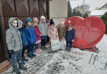 Przedszkolaki zbierają nakrętki